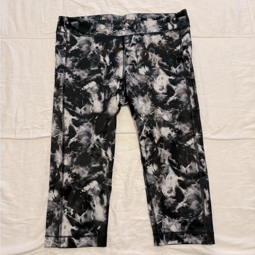 NWOT Under Armour knee length leggings, black and white